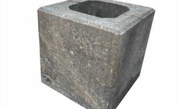 v ploše